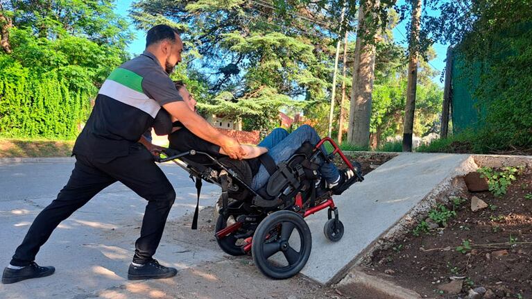 Las maniobras de Matías y Gustavo para circular por barrio Argüello. Foto: Juan Pablo Lavisse/El Doce.