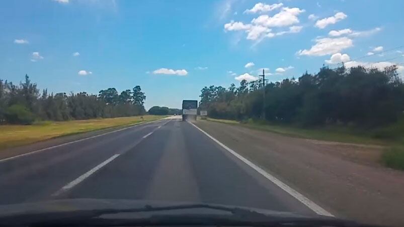 Las maniobras demenciales del camionero fueron grabadas en la Ruta 34.