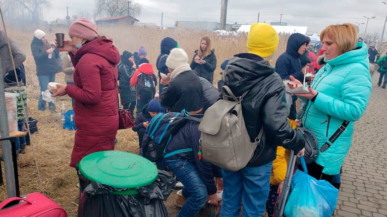 Las manos solidarias de Polonia siempre aparecen. Foto: ElDoce.