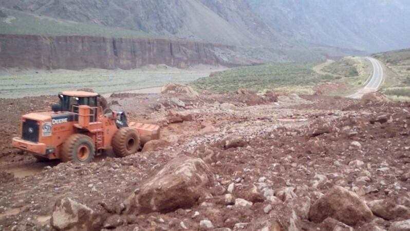 Las máquinas trabajan para despejar el camino. Foto: diario Mendoza On Line