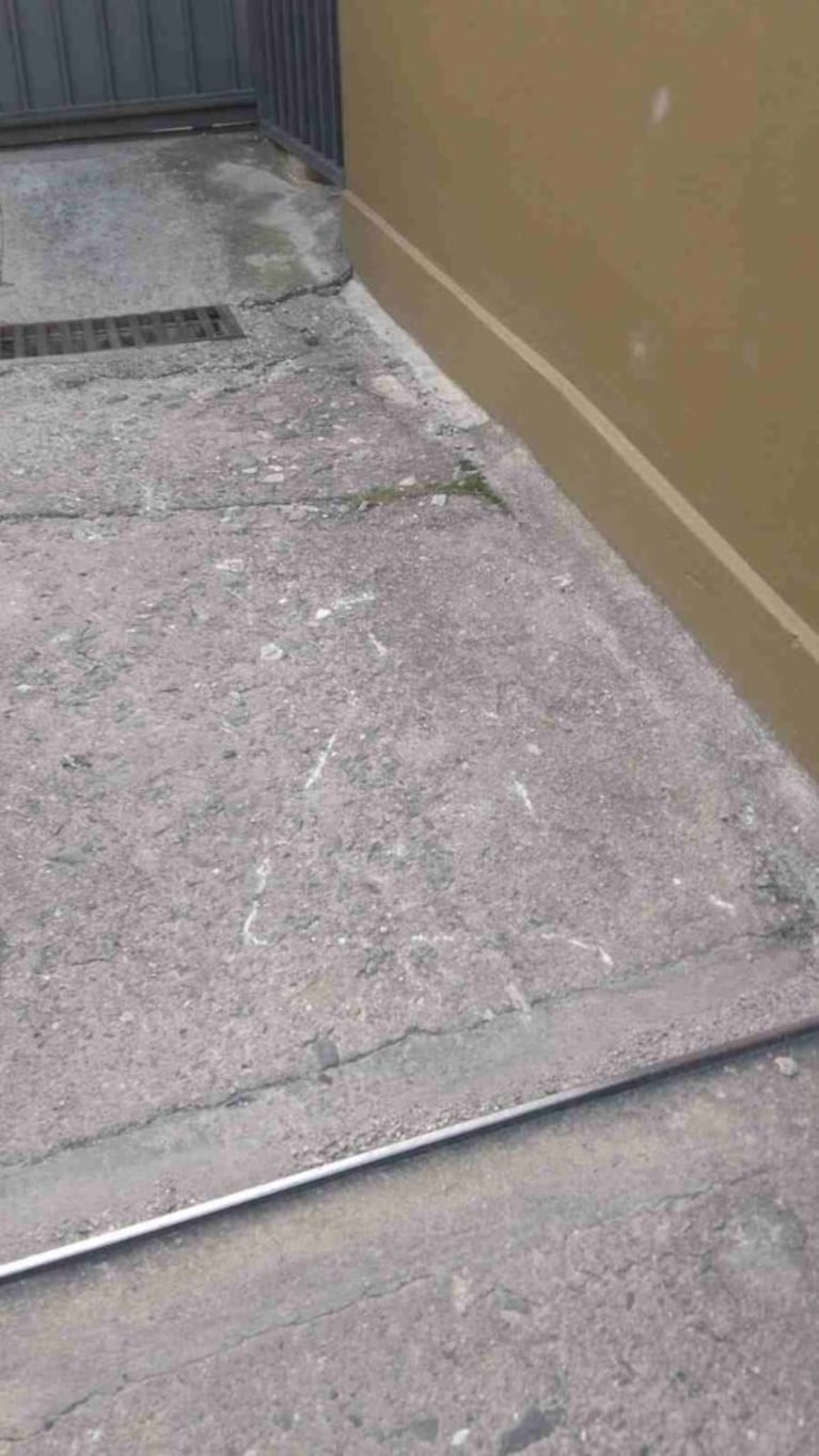 Las marcas de la caja fuerte quedaron en el ingreso a la cochera.