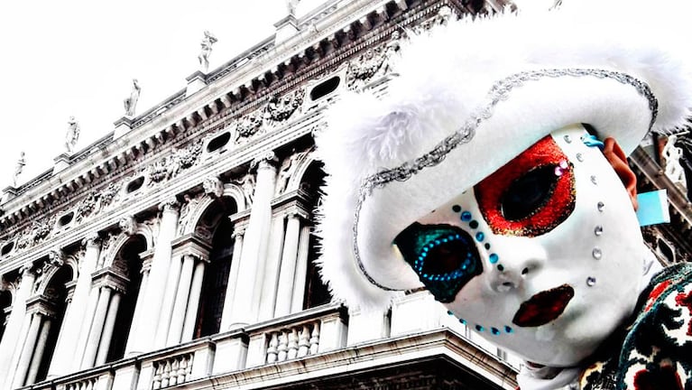 Las máscaras le dan un toque mágico a Venecia durante el carnaval.