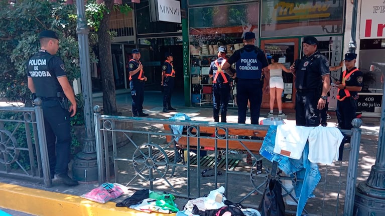 Las mecheras fueron detenidas con gran cantidad de mercadería robada.