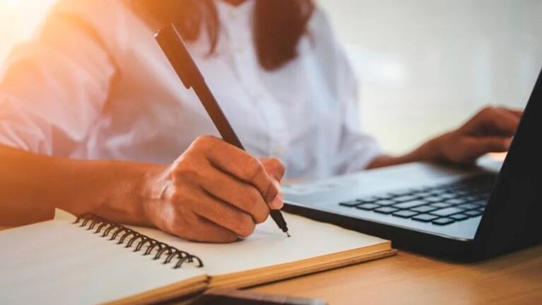 Las mejores carreras para estudiar en 2025 y ganar dinero, según la inteligencia artificial