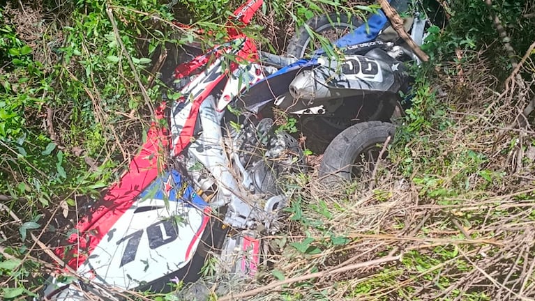 Las motos fueron encontradas tiradas entre los pastizales.