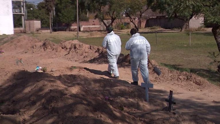 Las muertes por coronavirus: así trabajan en el cementerio San Vicente en la segunda ola