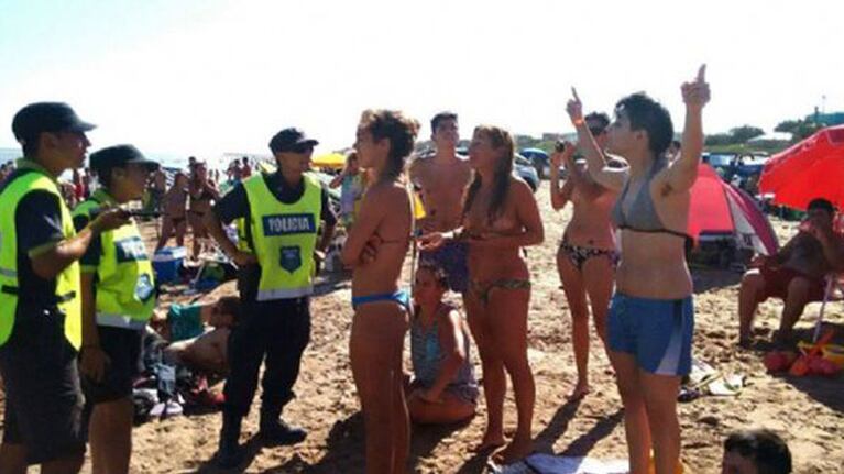 Las mujeres discutieron acaloradamente con los policías.