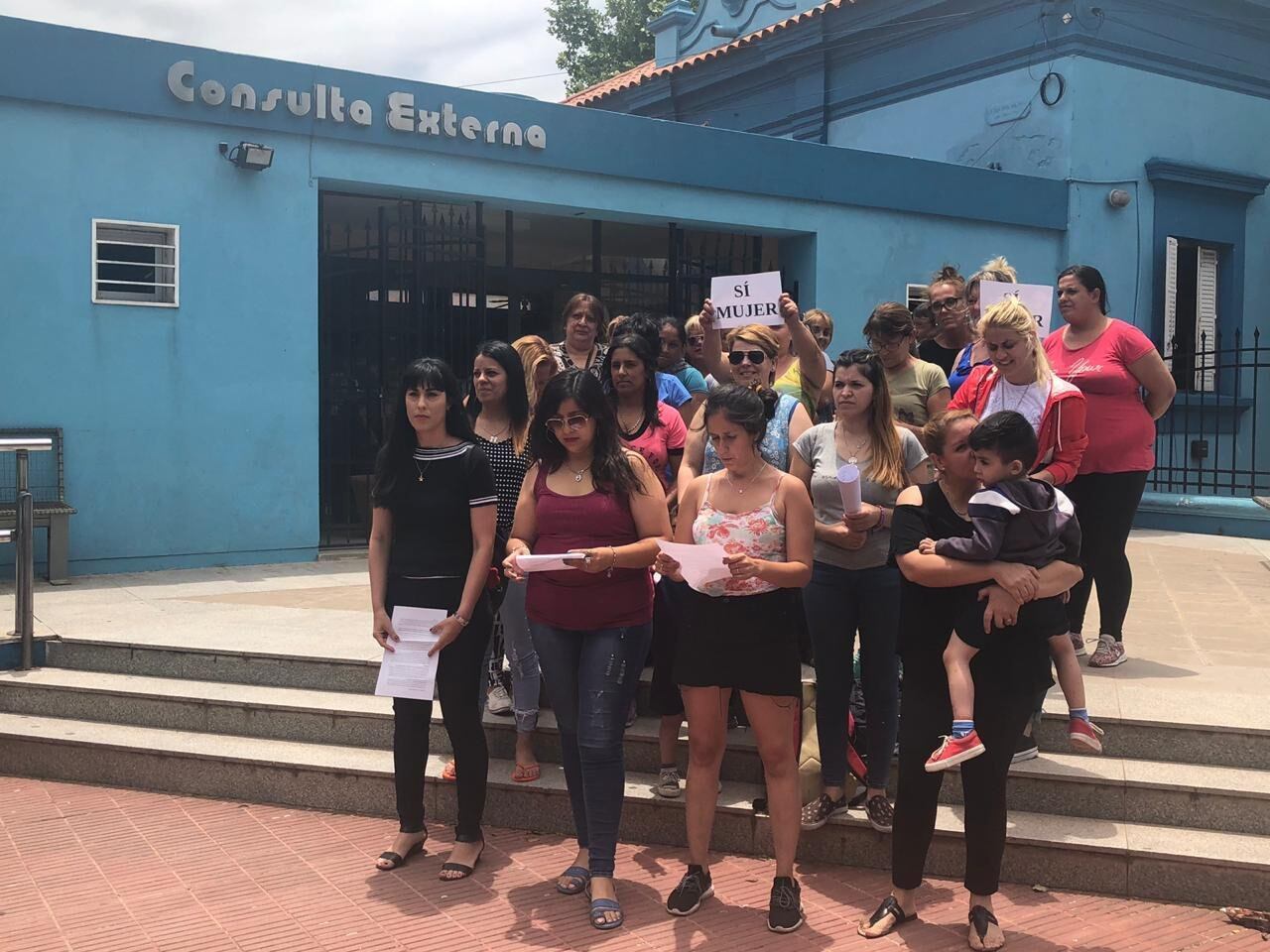 Las mujeres leyeron el comunicado en la puerta del Hospital.