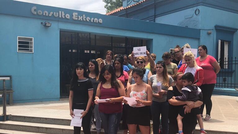 Las mujeres leyeron el comunicado en la puerta del Hospital.