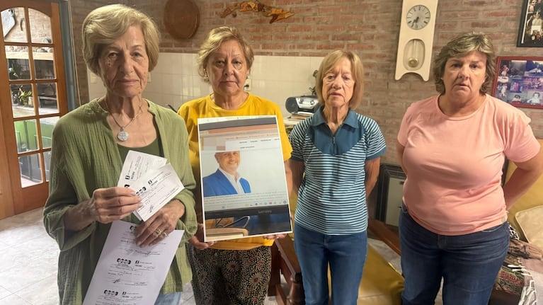 Las mujeres mostraron los comprobantes y pruebas contra el agente.