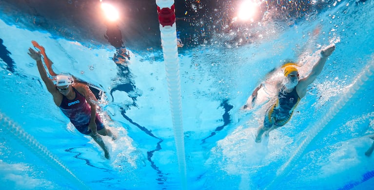 Las nadadoras Mollie O'Callaghan, a la derecha, de Australia, y Barbora Seemanova, de República Checa, compiten durante la prueba de 200 metros libres en los Juegos Olímpicos, el domingo 28 de julio de 2024, en Nanterre, Francia. (AP Foto/David J. Phillip)