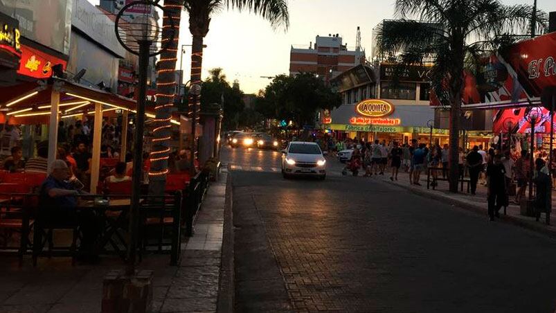 Las noches de verano en Carlos Paz se preparan para recibir a turistas.