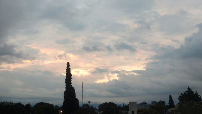 Las nubes amenazantes en el atardecer cordobés. Foto: ElDoce.tv