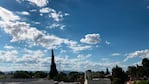 Las nubes comienzan a aparecer en el cielo de la ciudad.