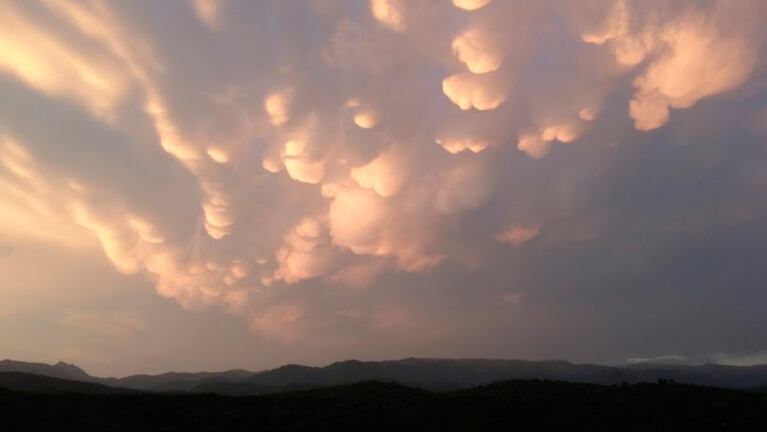 Las nubes mastodónticas aparecieron sobre las Sierras Chicas.