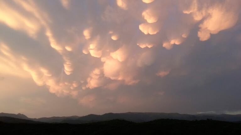 Las nubes mastodónticas aparecieron sobre las Sierras Chicas.