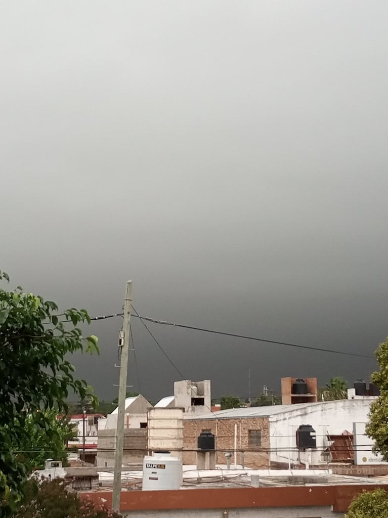 Las nubes negras cubrieron la ciudad. Foto: Twitter @mimichalvarez