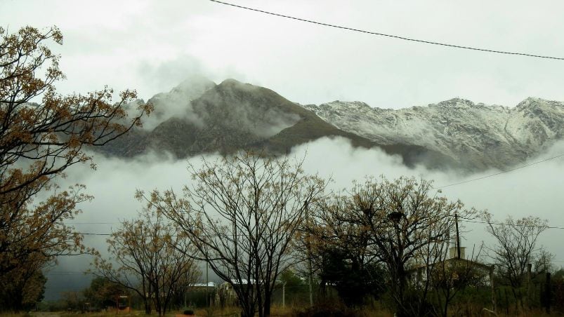 Las nubes participan en esta hermosa postal de invierno. Foto: Maria Carlota