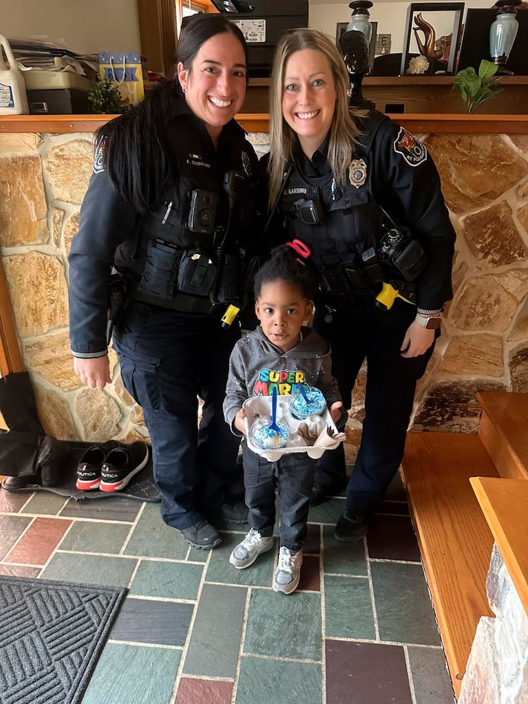 Las oficiales al final complacieron a la niña con dos bochas de helado. Foto: Village Of Mount Pleasant Police Department.