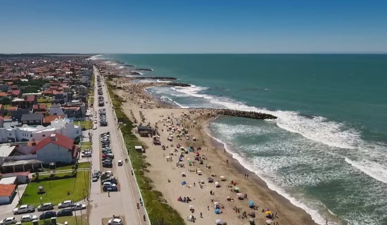 Las olas gigantes sorprendieron a turistas.