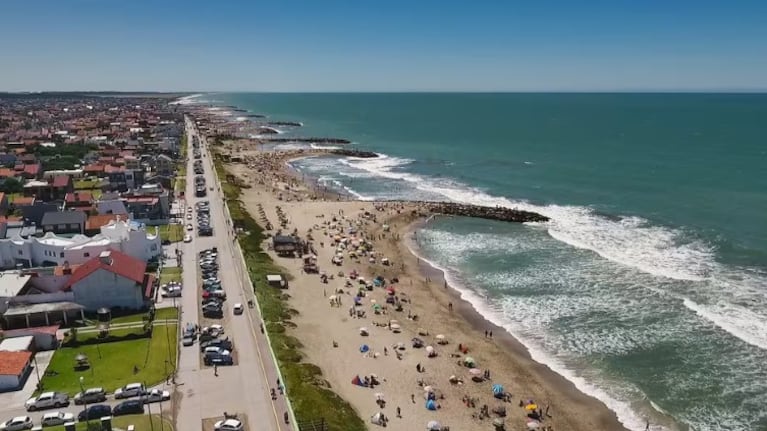Las olas gigantes sorprendieron a turistas.