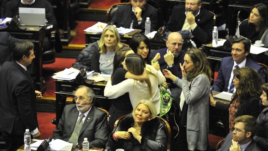 Las organizaciones sociales acompañan el debate con pañuelazos.