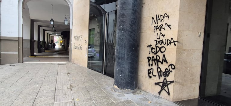 Las paredes del centro de Córdoba tras las pintadas.