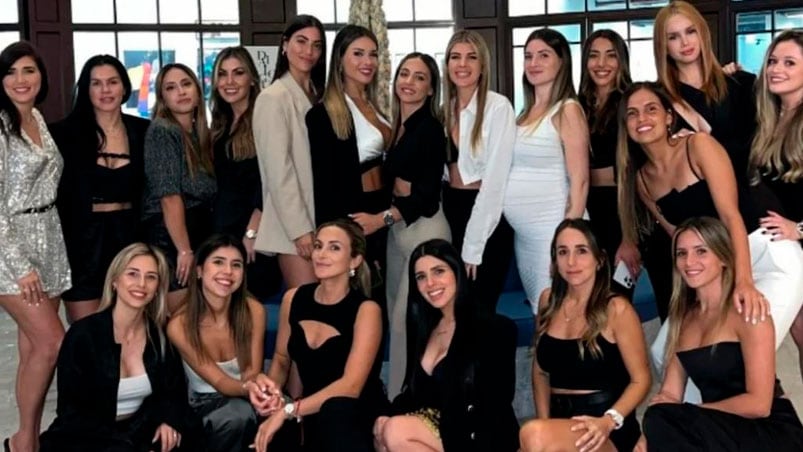 Las parejas de los futbolistas se reunieron a comer en un restaurante en Doha.