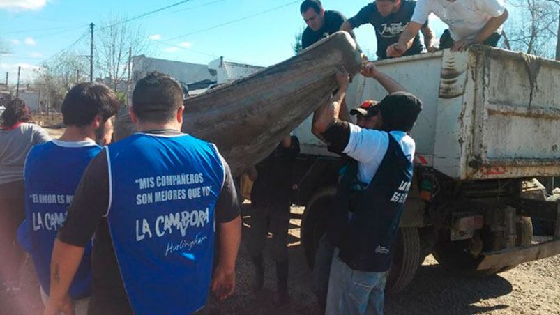 Las pecheras de La Cámpora, presentes en el reparto de donaciones.