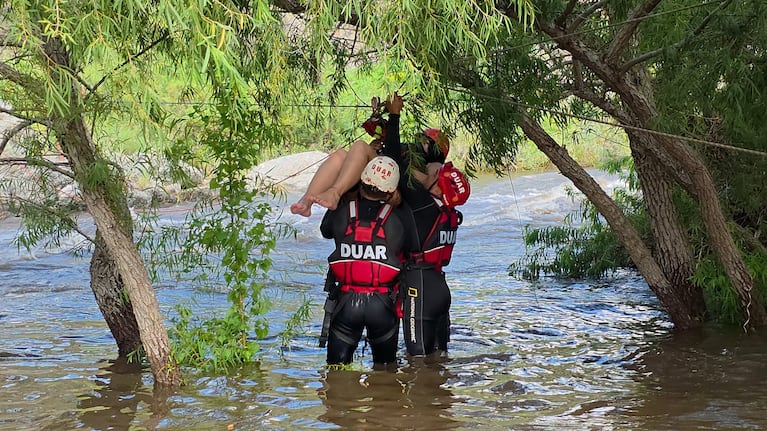 Las personas quedaron atrapadas en una creciente repentina.