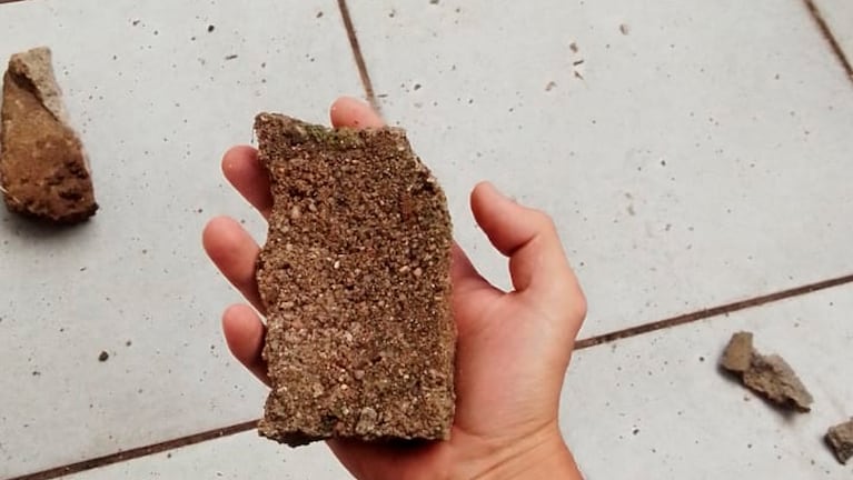 Las piedras arrojadas contra los vecinos que filmaban.