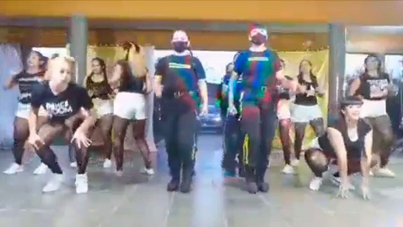 Las presas y las agentes del servicio bailando reggaetón.