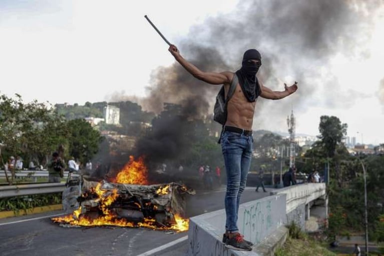 Las protestas y los violentos cruces no tienen fin en las principales ciudades venezolanas. Foto: EFE.