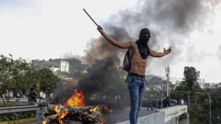 Las protestas y los violentos cruces no tienen fin en las principales ciudades venezolanas. Foto: EFE.