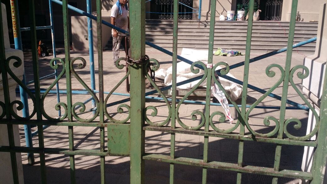 Las puertas de la escuela Carbó cerradas por el paro. Foto: Karina Vallori.