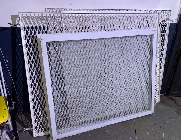 Las rejas del polideportivo fueron recuperadas.