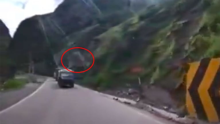 Las rocas impactaron en los acoplados de los vehículos.