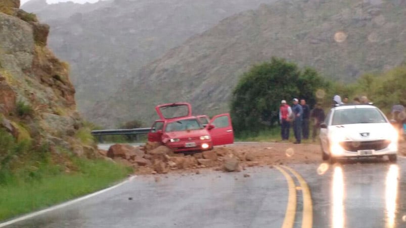 Las rocas provocaron daños en el auto y heridas a sus ocupantes.