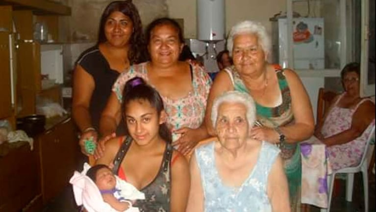 Las seis generaciones de mujeres, parte de un "familión".