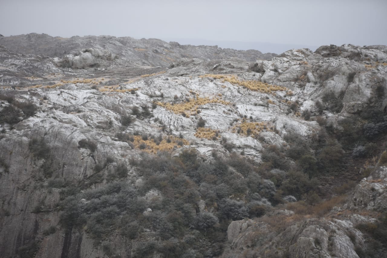 Las sierras cordobesas cubiertas de blanco, un paisaje soñado. Foto: Lucio Casalla / El Doce