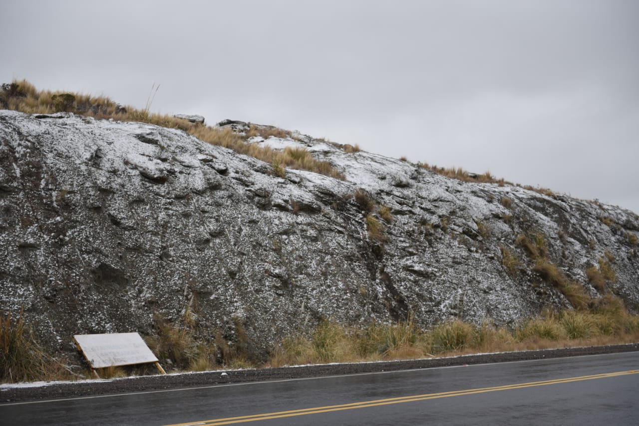 Las sierras cordobesas cubiertas de blanco, un paisaje soñado. Foto: Lucio Casalla / El Doce