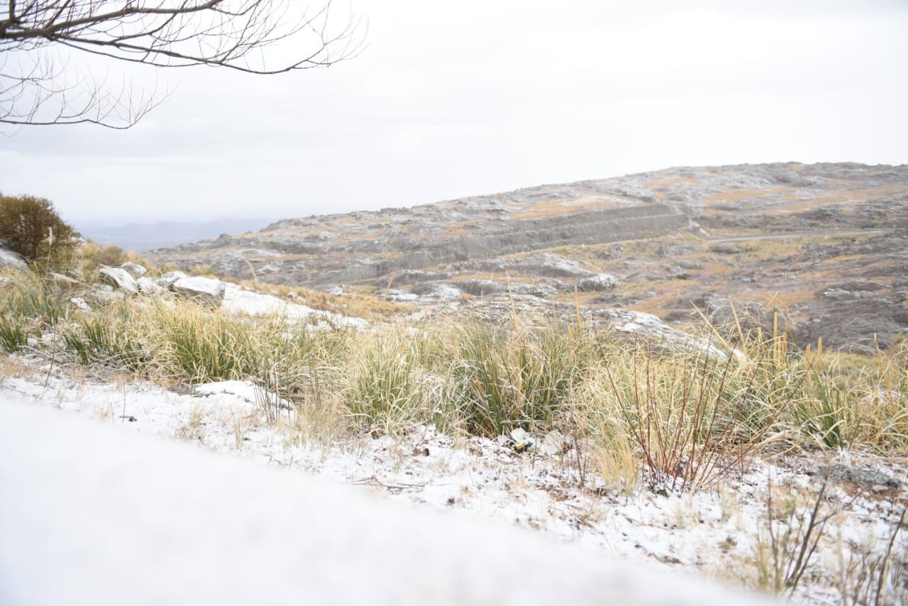 Las sierras cordobesas cubiertas de blanco, un paisaje soñado. Foto: Lucio Casalla / El Doce