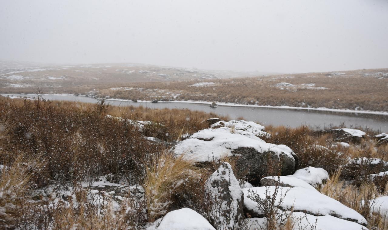 Las sierras cordobesas cubiertas de blanco, un paisaje soñado. Foto: Lucio Casalla / El Doce