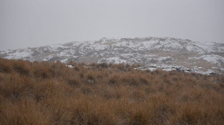 Las sierras cordobesas cubiertas de blanco, un paisaje soñado. Foto: Lucio Casalla / El Doce