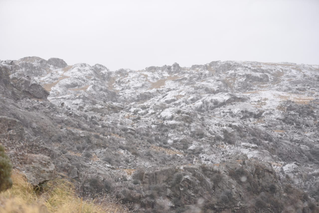 Las sierras cordobesas cubiertas de blanco, un paisaje soñado. Foto: Lucio Casalla / El Doce