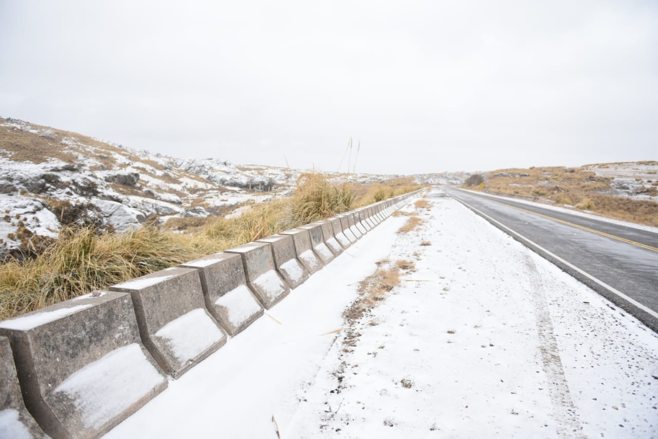 Las sierras cordobesas cubiertas de blanco, un paisaje soñado. Foto: Lucio Casalla / El Doce