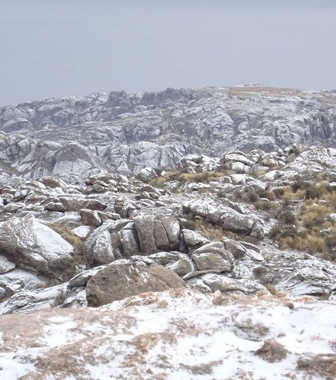 Las sierras cordobesas cubiertas de blanco, un paisaje soñado. Foto: Parador Giulio Cesare.