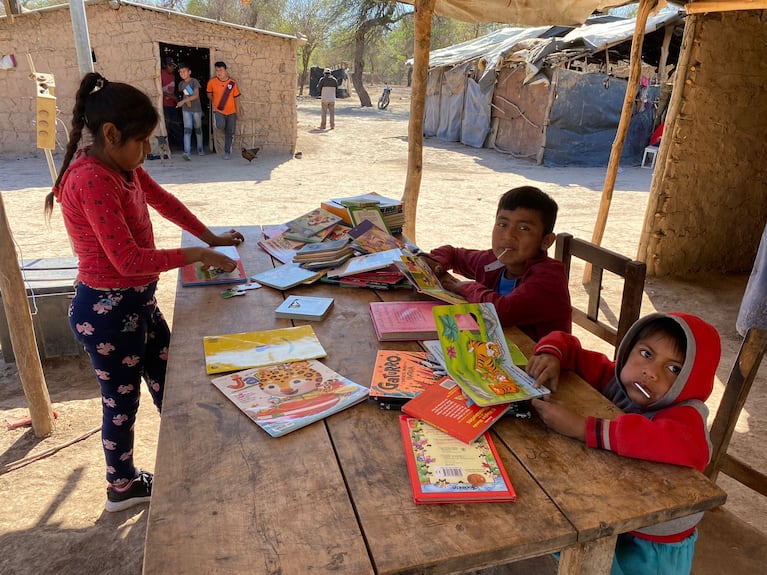 Las sonrisas de los alumnos al ver los libros. Foto: Luchi Ybañez / El Doce. 
