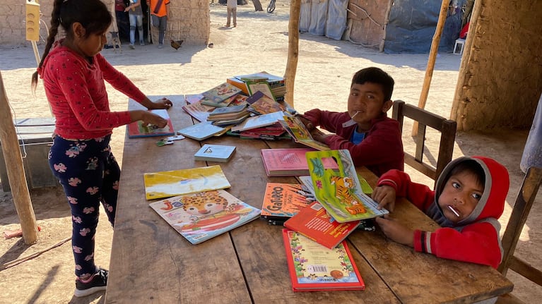 Las sonrisas de los alumnos al ver los libros. Foto: Luchi Ybañez / El Doce.