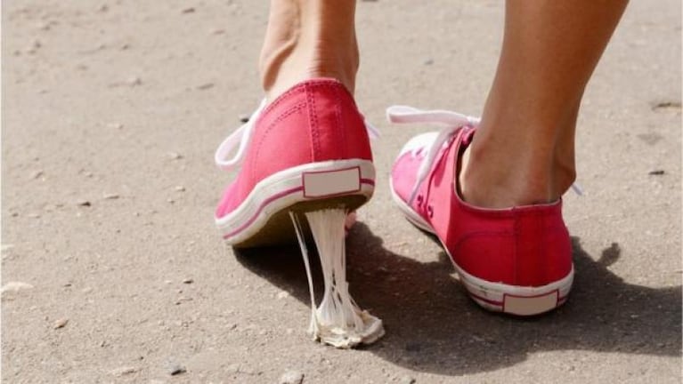 Las suelas de zapatos con chicles usados